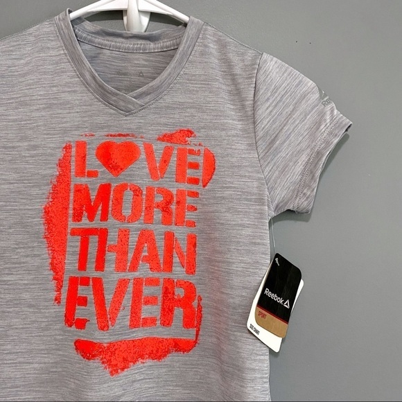 Reebok Girls Spacedye V-Neck Graphic Print “Love More Than Ever” Tee In Grey NEW - Picture 3 of 11